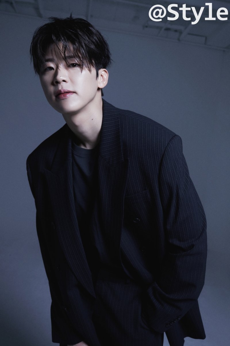 imbcenews's tweet photo. 박지현 "'나혼산' 후 인지도 올라가…자랑스러운 가수 될 것" [화보] 
#박지현 #ParkJiHyeon #나혼산 #나혼자산다 #MBC예능 
#화보 #앳스타일 #엔도르핀 #팬덤 #인터뷰 #iMBC연예 

첫 단독 콘서트였던 만큼 준비 과정에 많은 고민이 따랐다. 그는 “지루하지 않고 신나는 무대를 만드는 데 집중했다”며 “팬 뿐 아니라 내 무대를 처음 보는 분들도 함께 즐길 수 있는 ‘진짜 쇼다운 무대’를 만들고 싶었다”고 밝혔다. 공연마다 세트리스트를 조금씩 바꾸는 등 세심한 배려도 더했다.

자신만의 매력에 대한 솔직한 고백도 이어졌다. “예전엔 좌우가 눈에 띄게 다른 얼굴이 단점이라고 생각했는데, 팬들이 섹시하다고 해줘서 이제는 오히려 나만의 매력이라 느끼고 있다”며 웃음 섞인 대답을 전했다.

마지막으로 엔도르핀(공식 팬덤명)에게는 따뜻한 감사 인사를 전했다. “아직 부족한 점이 많지만, 팬분들을 진심으로 웃게 해드리고 싶다”며 “언젠가는 ‘자랑스러운 가수’가 될 수 있도록 노력하겠다”고 다짐했다.

🔗https://t.co/4ueTQiw0ec
