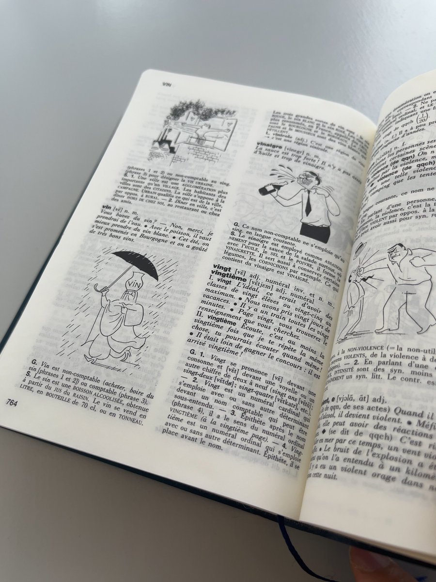 tmy22's tweet photo. Mon dictionnaire français langue étrangère présente parfois des mots illustrés. C’est intéressant, mais il arrive parfois que je ne comprenne pas le sens. Par exemple, celle du vin. Je me demande pourquoi un homme tient une jarre de vin sous la pluie. #français https://t.co/UbqqXVesHv