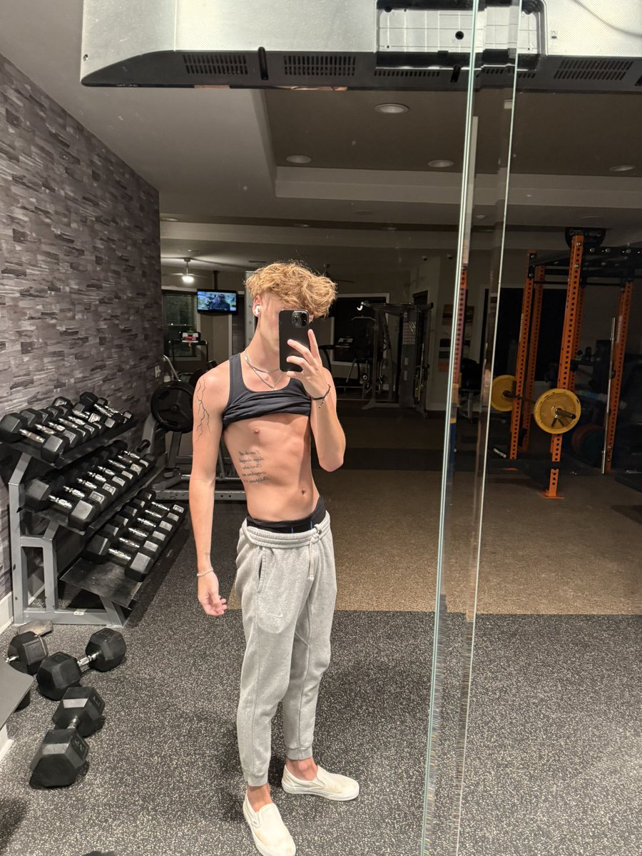 getting hot any sweaty on my live rn on OF 💦 (My free page) 😈
onlyfans.com/heytroy