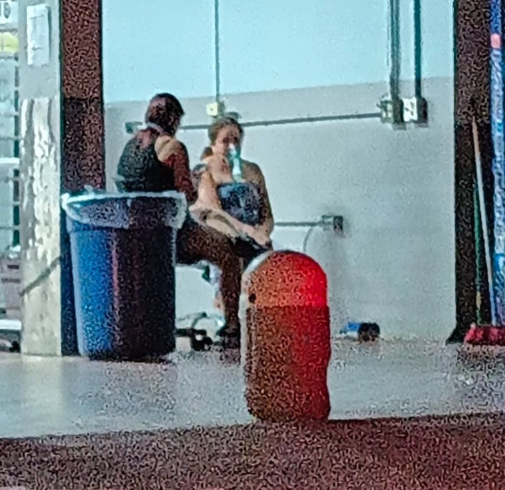 Esto es de lo que no te va a hablar Jennifer González. Una mujer llegó a Econo de Cabo Rojo para poder conectar su maquina de terapia respiratoria debido a la falta de electricidad en su hogar. 

Hay más en juego, son más de 6,500 los pacientes de diálisis en nuestra isla, hay