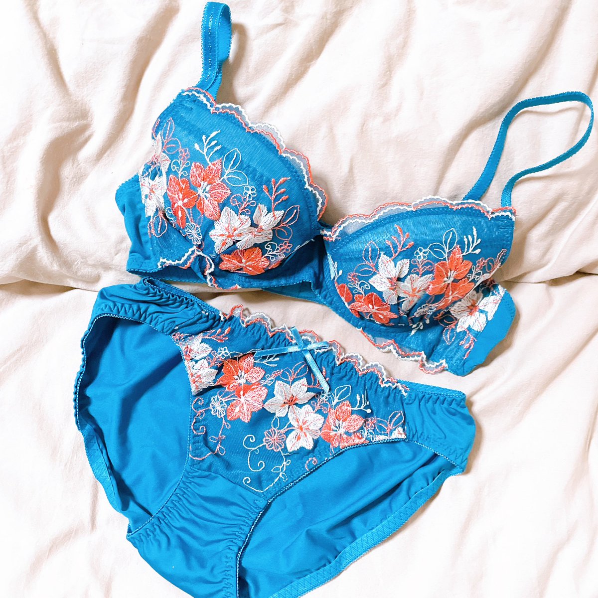nan_8800's tweet photo. YU'NOW(@lingerie_GeeRA )様の
新生活を彩るキャンペーンにて
【to mee ブラ&ショーツ】
をいただきました💖
とっても可愛い刺繍のされた
ブラ&ショーツ!!
新生活に新しいものを身につけると
気分も上がりますよね🍀*゜
ありがとうございます☺️
#なんの当選報告
#tomee
#ランジェリー https://t.co/moo4GPFskZ