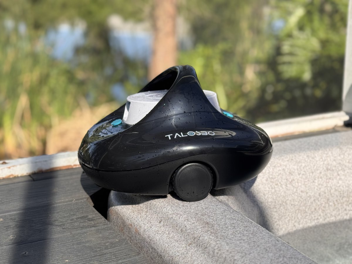 TalosboOfficial's tweet photo. 🍀April showers may bring 🌺 flowers… but also leaves🍃, bugs🐛, and mystery gunk in your pool.

🌬️wind ➕ rain🌧️ = a dirty pool

😮‍💨Why stress about it? 
Let our #PlecoSe 🧹sweep the mess while you kick back with a cold drink.🍹

#Talosbo   #PoolSpecialist   #SmartPoolTech https://t.co/fSxs43AD63