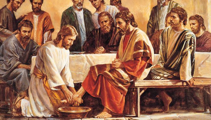 "Alors il se mit à laver les pieds des disciples et à les essuyer avec le linge qu'il avait à la ceinture"
 Lecture du #JeudiSaint 🙏