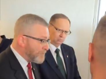 Nadinterpretacja immunitetów polityków jest bezczelnie wykorzystywana do ochrony bandytów.
Immunitet ma zabezpieczać posła przed fałszywymi oskarżeniami, a nie stanowić prawa do bezkarnego bandytyzmu.
Zwłaszcza dla ruskiego agenta i fanatyka katolickiego, który terroryzuje