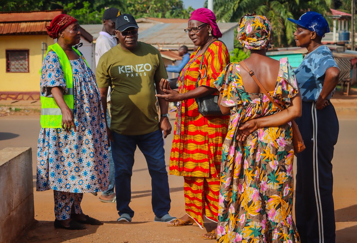 mepcirca01's tweet photo. Le Pr Richard FILAKOTA, Ministre centrafricain de l’Économie, du Plan et de la Coopération internationale, a pris au grand nettoyage du 4ᵉ arrondissement de Bangui, dans le cadre de l’initiative citoyenne Kwa Ti Kodro https://t.co/qissINGnQB