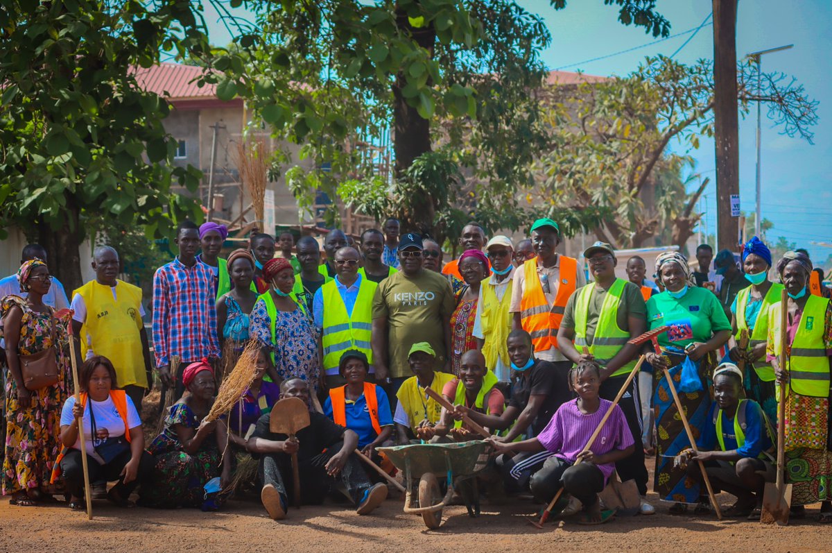mepcirca01's tweet photo. Le Pr Richard FILAKOTA, Ministre centrafricain de l’Économie, du Plan et de la Coopération internationale, a pris au grand nettoyage du 4ᵉ arrondissement de Bangui, dans le cadre de l’initiative citoyenne Kwa Ti Kodro https://t.co/qissINGnQB