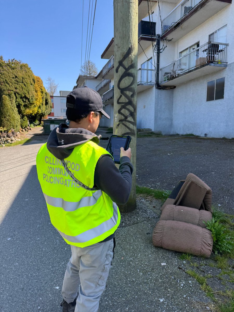 CollingwoodcpcC's tweet photo. 2/2
@CollingwoodCPC
3rd #patrol w/ our
#volunteers was out this Wednesday
April 16th dealing w/ more issues.
When we practice
#CommunityPolicing
#CrimePrevention &
#PublicSafety are our focus, the rest of our effective programs follow.
#CommunityCPC at work
#CommunityFirst https://t.co/NjAVQfcwTs