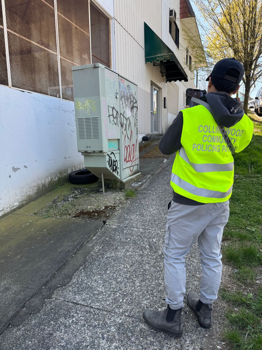 CollingwoodcpcC's tweet photo. 2/2
@CollingwoodCPC
3rd #patrol w/ our
#volunteers was out this Wednesday
April 16th dealing w/ more issues.
When we practice
#CommunityPolicing
#CrimePrevention &
#PublicSafety are our focus, the rest of our effective programs follow.
#CommunityCPC at work
#CommunityFirst https://t.co/NjAVQfcwTs