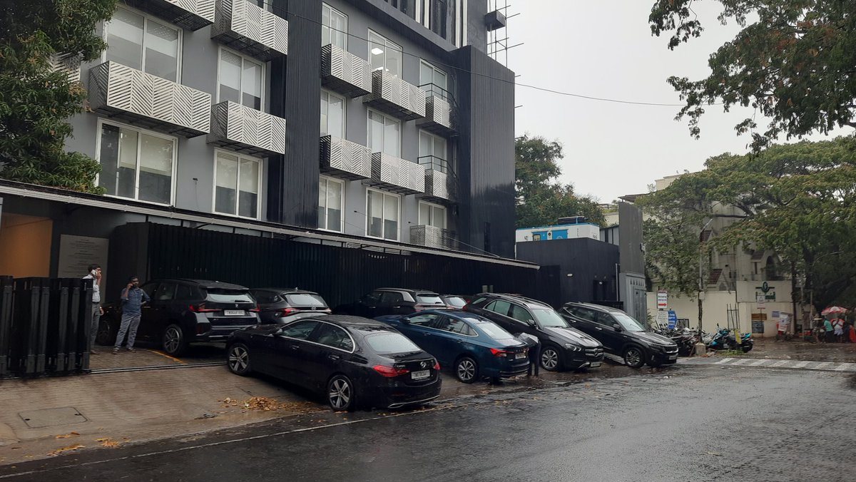 miraravikumar's tweet photo. Is there anything called pedestrians  space in this city??? @chennaicorp
@chennaipolice_ @rdc_south @PriyarajanDMK @kgbias  Pavement encroached, altered and made into private car parking space by #sparkcapitalchennai . 
Kindly restore the footpath.
#reclaimyourfootpath https://t.co/v6j4XmQBoX