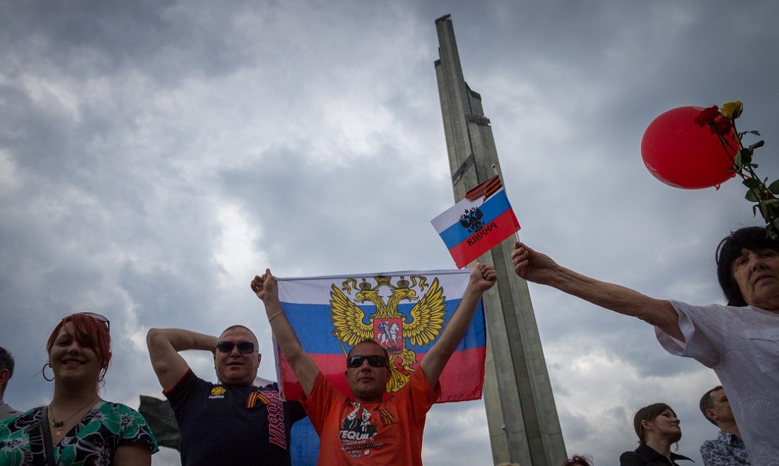 Dažu gadu laikā esam izdarījuši ļoti daudz atkrieviskošanā, taču aizvien vairāk atkal sāk parādīties politikāņi, kas iestājas "par visu tautu draudzību" un kārtējo izlīgumu. 
Nē, es netaisos draudzēties ne ar vienu,kurš slēpti vai atklāti mīl krieviju, bet par mājām sauc Latviju.
