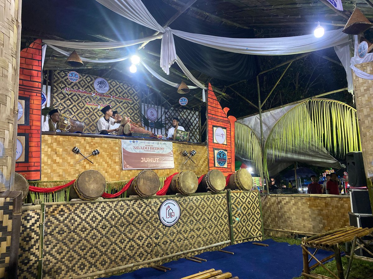 banten_pemprov's tweet image. Tradisi Ngadu #Bedug asal #Pandeglang masuk daftar Kharisma Event Nusantara (KEN) Tahun 2025. Tradisi ini akan dilaksanakan di Pandeglang pada bulan Juni guna menyambut hari raya Idul Adha.  
Rangkaian kegiatan budaya pada #KEN di Banten ada tiga, diantaranya:
1. #Seba #Baduy