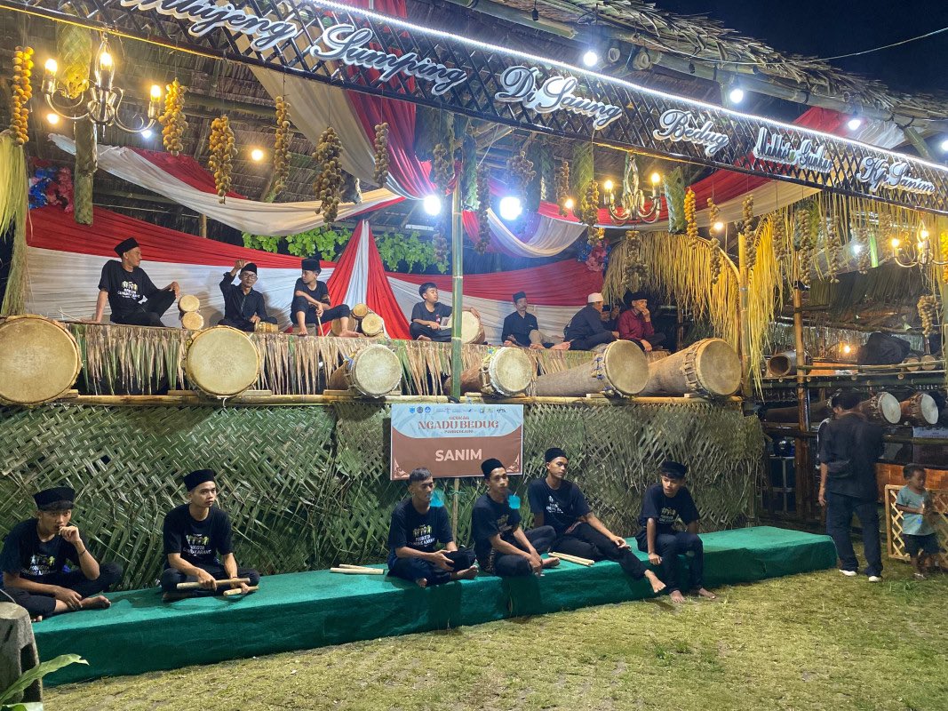 banten_pemprov's tweet image. Tradisi Ngadu #Bedug asal #Pandeglang masuk daftar Kharisma Event Nusantara (KEN) Tahun 2025. Tradisi ini akan dilaksanakan di Pandeglang pada bulan Juni guna menyambut hari raya Idul Adha.  
Rangkaian kegiatan budaya pada #KEN di Banten ada tiga, diantaranya:
1. #Seba #Baduy