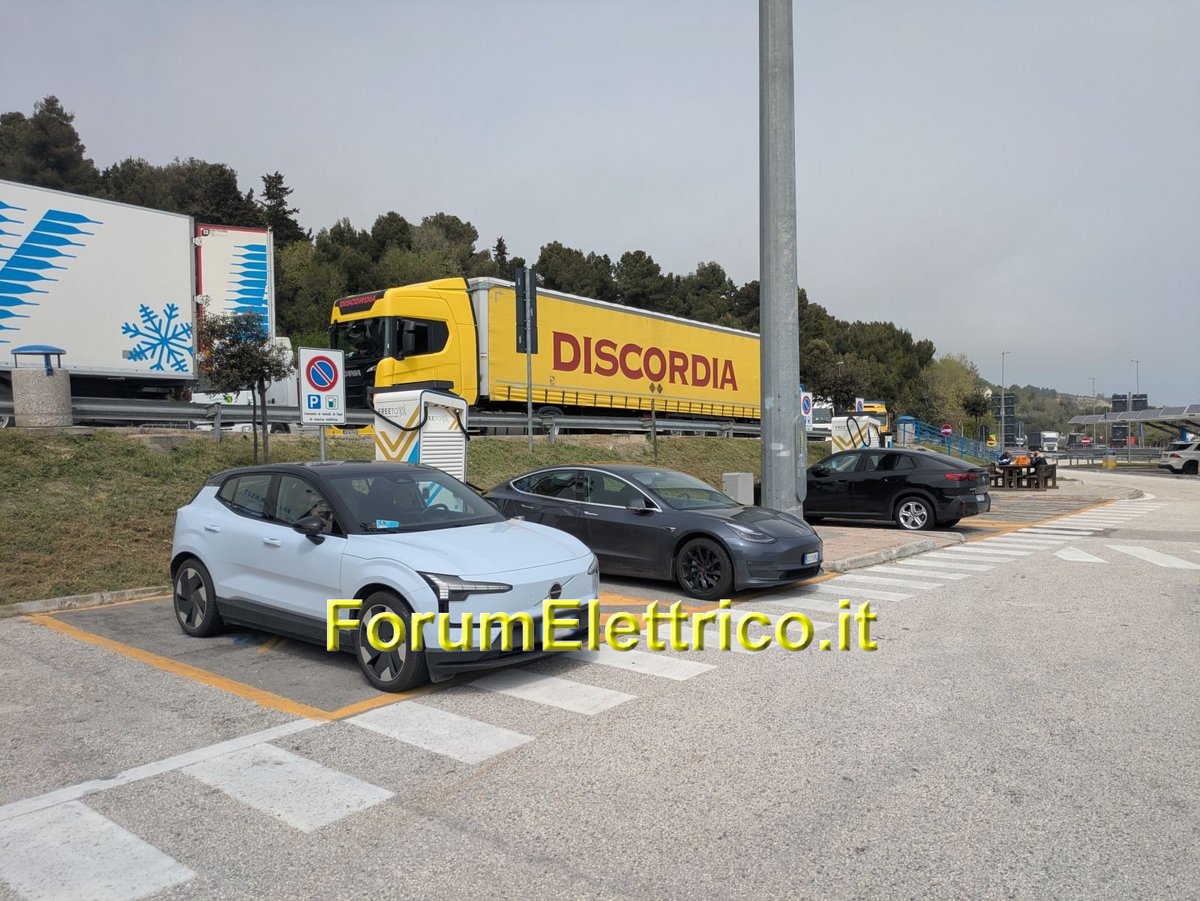 forumelettrico's tweet photo. Le colonnine Free To X presso l'AdS Piceno Ovest di Campofilone FM, sulla A14 verso Taranto: due HPC ed una fast multistandard situate a 4 km circa dopo il casello di Pedaso e 13 km prima di quello di Grottammare https://t.co/IUyJ7Bmd3a #FreeToX #fermo #Campofilone https://t.co/fAxknIkzsq