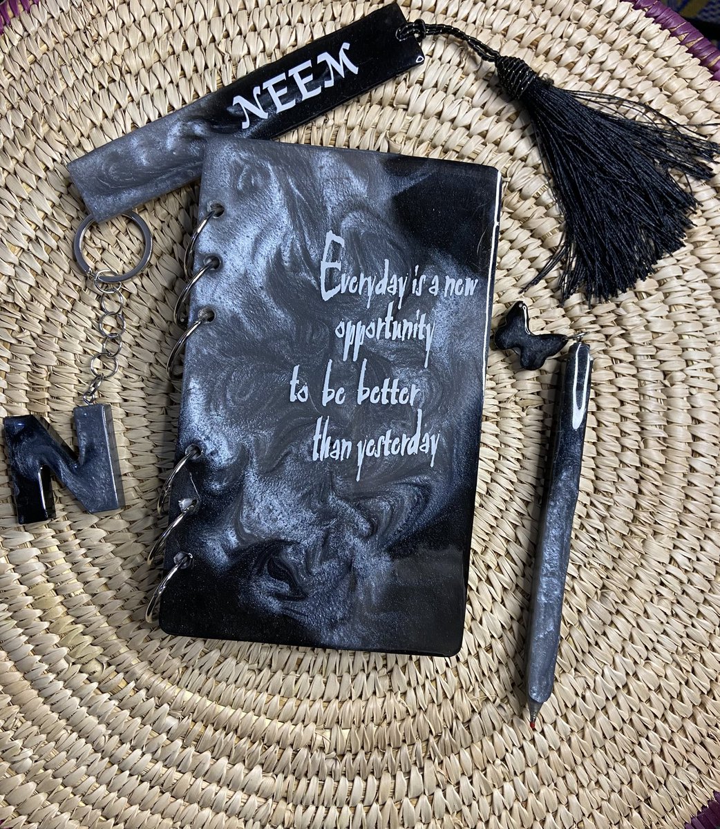 Iam_jemjem_'s tweet photo. My name is Jemilat and I am a resin artist 

Kindly refer and patronise us  @resin_by_javahi
IG: https://t.co/vsrFLFesi1

WhatsApp: https://t.co/V1rIkuvB63 https://t.co/hYkn0OOhGP