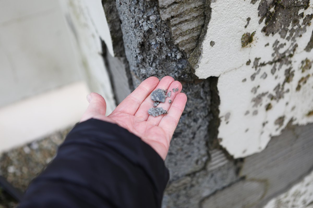 In her article "Toxic Recurrences" Kaitlyn Rabach demonstrates that crumbling homes and toxic mould go unacknowledged in County Donegal, Ireland, as residents fear speaking out will devalue their property. roadsides.net/collection-no-…