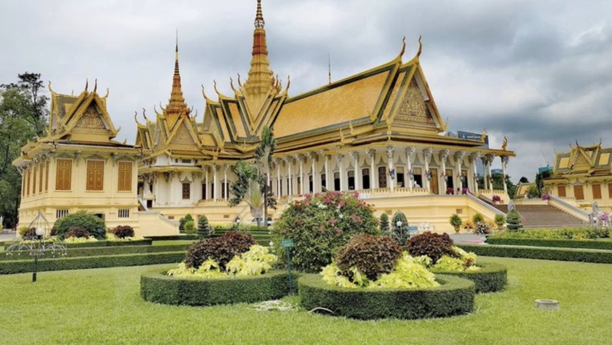 #Cambodian capital of Phnom Penh is located beside the confluence of the Mekong and Tonle Sap rivers. The coexistence of traditional architecture and modern buildings endows the city with life and vitality.