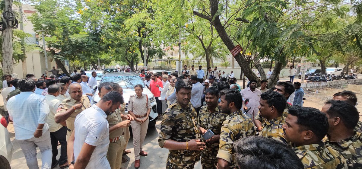 YSRCParty's tweet image. 🚨 #JusticeForTTDCows

ఏంటి పోలీసులు ఆపలేదా..? ఈ మాట చెప్పడానికి కొంచెం కూడా నీకు సిగ్గుగా అనిపించట్లేదా టీడీపీ?

టీటీడీ గోశాలకి రమ్మని మీ పార్టీ ప్రెసిడెంట్ పల్లా ఛాలెంజ్ విసరడం  నిజం కాదా?

ఆ సవాల్ స్వీకరించి భూమన కరుణాకర్ రెడ్డి గారు వెళ్ళబోతే భయపడి హౌస్ అరెస్ట్ చేసింది నిజం