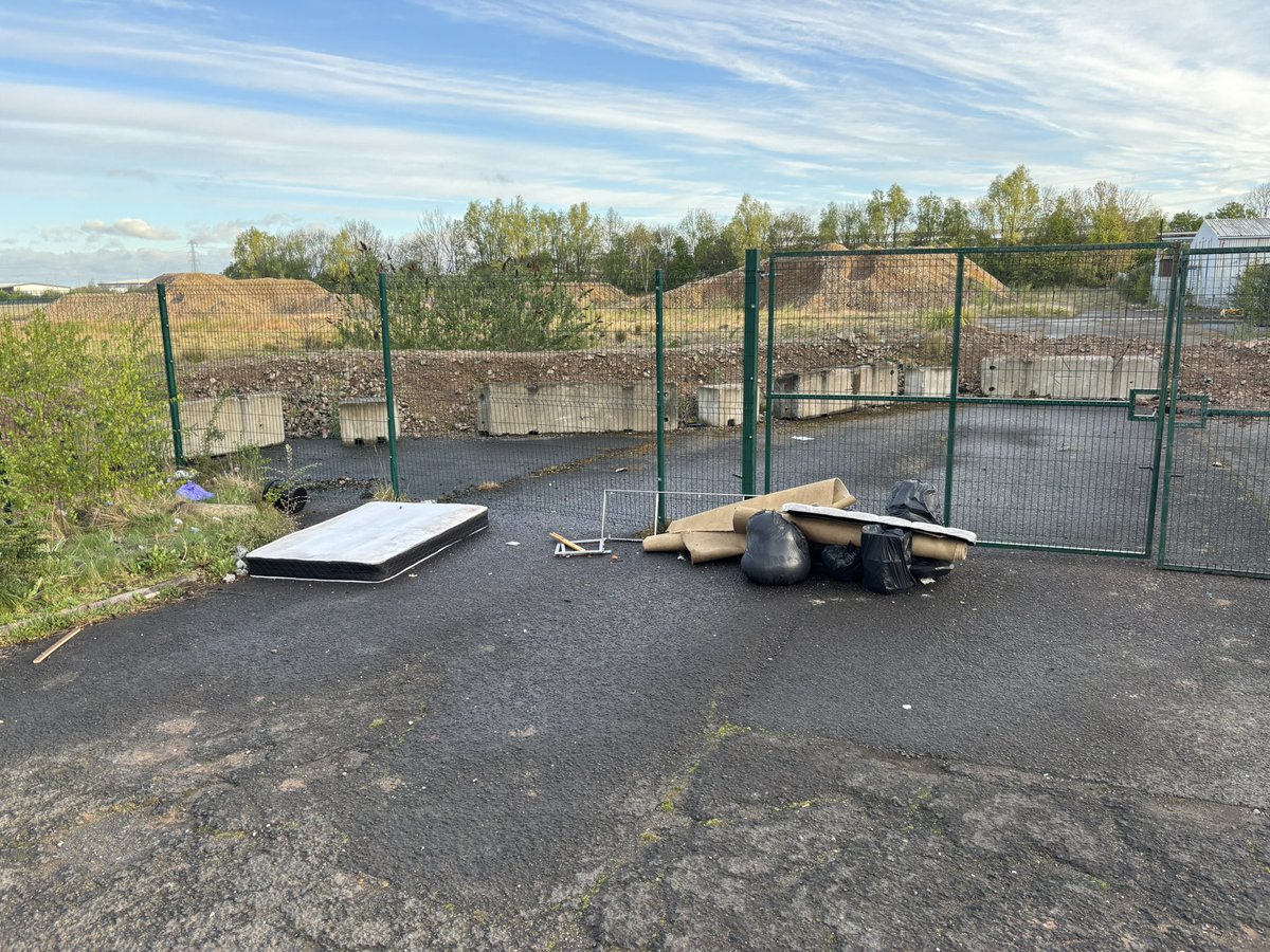 McilwraithCliff's tweet photo. @KnowsleyCouncil some people must have there own personal tip!!😡at Penryhn Road, Knowsley
#justgothetip
#scruffs https://t.co/htfCgmJEEv