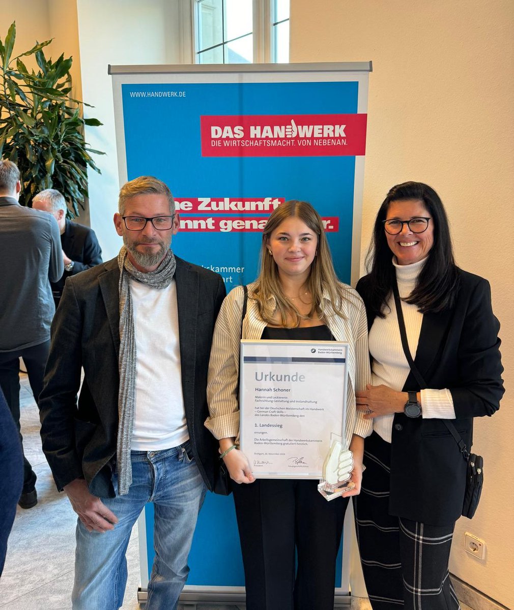 Hannah Schoner zeigt, wie cool das Malerhandwerk heute ist. Hannah ist 20 Jahre jung, Landessiegerin in Baden-Württemberg und eine sehr sympathische junge Frau im Handwerk. Lesen Sie mehr über Hannah, und warum sie Malerin geworden ist, im Artikel malerische-wohnideen.com/blog/malerin-l…