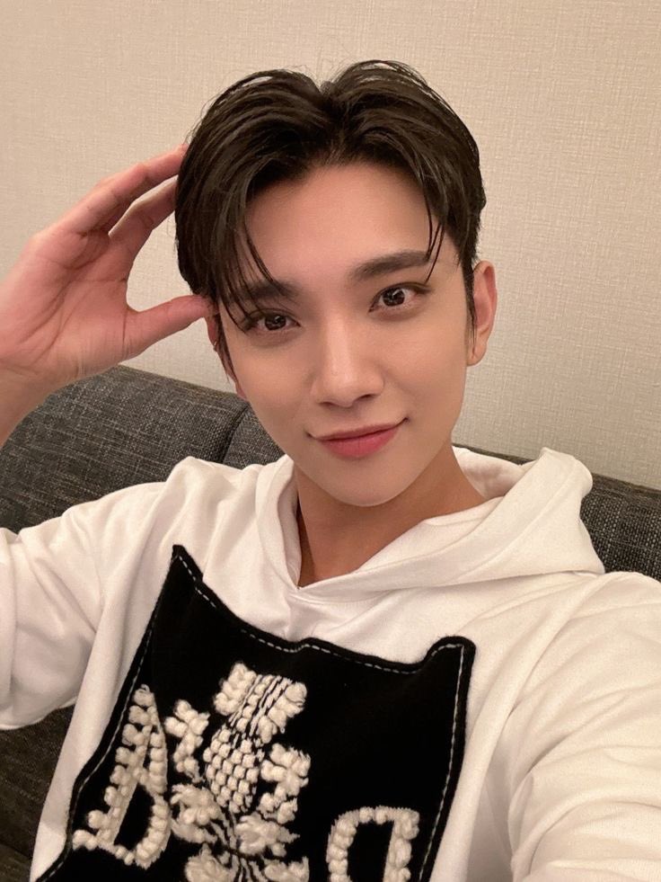 gieplgr_'s tweet photo. Yey! It's #CaratSelcaDay !!! 

#caratselcaday #csd #carat_selca_day #joshuahong #svtjoshua #seventeenjoshua #조슈아 #seventeen #carat #kpoptok https://t.co/kxRKPd5sWk