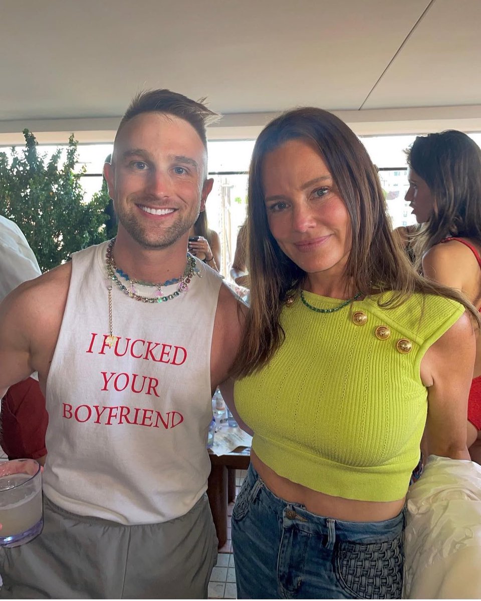Dannyman511's tweet photo. Protect Meredith Marks! ❄️✨🧊 #rhoslc #favoritehousewife #funny #eccentric #necessary #sophisticated #bestmeltdowns #bestexplosions #disengaging #bathtub @MeredithMarks0 @BravoTV @BravoWWHL https://t.co/qN6HFYXN2N