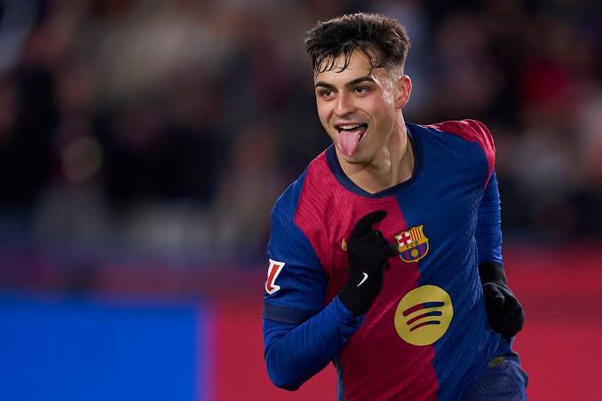 cagiago_'s tweet image. Watching Bellingham over these two legs just reminded me of how disrespectful it was from Real Madrid fans to compare him to Pedri, that guy is Scott McTominay with a low fade and jawline