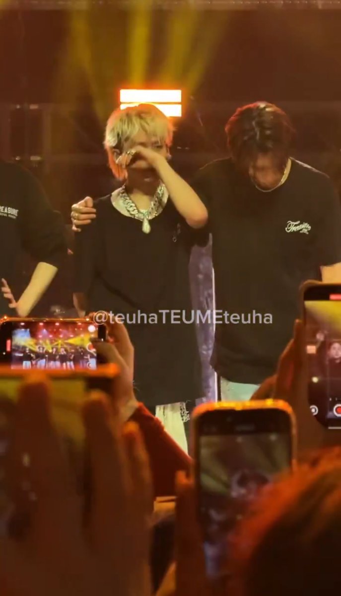 candescent7_'s tweet photo. hyunsuk cried during US fancon and asahi cried during Grammy live🥺 please know that i always proud of both of you my precious beans💜💚 https://t.co/7LWZ9w0FyI