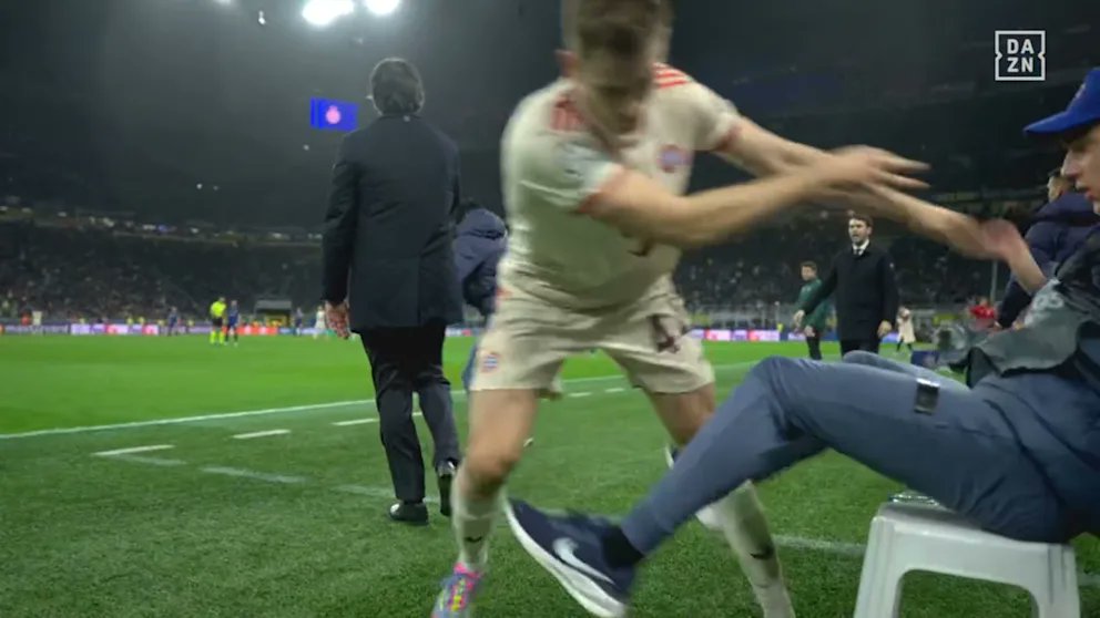 erik 🖤💛 ein Tannenzapfen tweet media