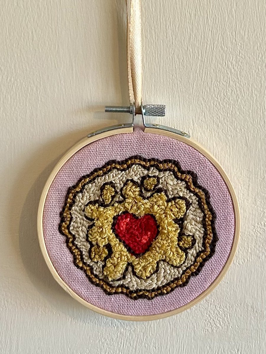 lmclea2's tweet photo. Oh crumbs! Forgot to share my little make from the weekend - a punch needle Jammie Dodger ❤️ Thinking about making one as a bag charm now, maybe a little brighter yellow #punchneedle #craft #artsandcrafts #hobby #embroiderythread #crafting #jammiedodgers #biscuit #cookie https://t.co/j47ao2Ytje