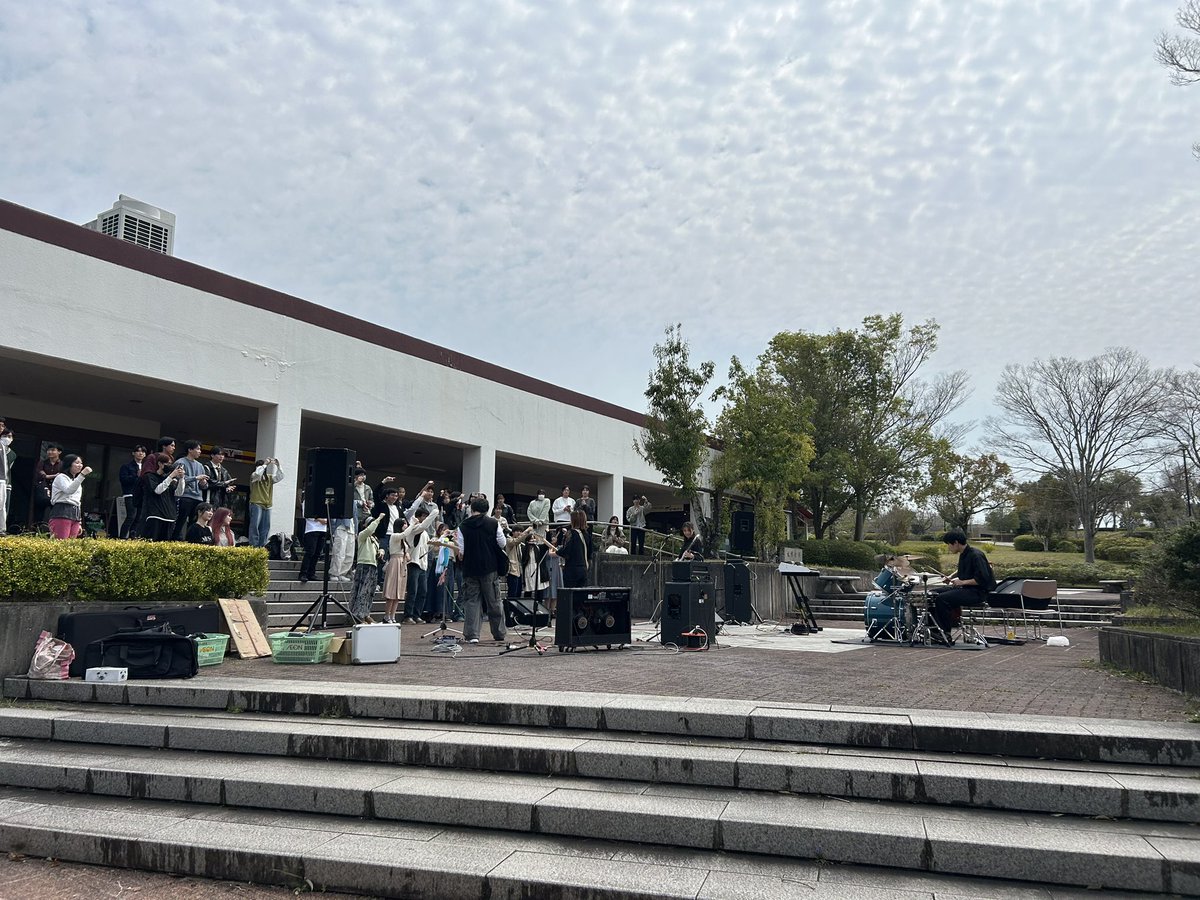 lightmusic_HUTE's tweet photo. カラー週間来てくださりありがとうございました！！
今日は18:10〜から部活です。１回生の皆さん、お待ちしております🎸✨ https://t.co/0xZxaL0EUR