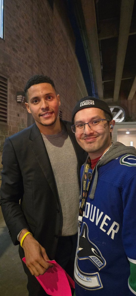 JustinLai01's tweet photo. Dak is a beauty. Stayed behind and agreed to sign multiple autographs and take pics with the canucks faithful after a long wait postgame. #Canucks #fanappreciationnight #DakAttack https://t.co/LvvSL40vNx