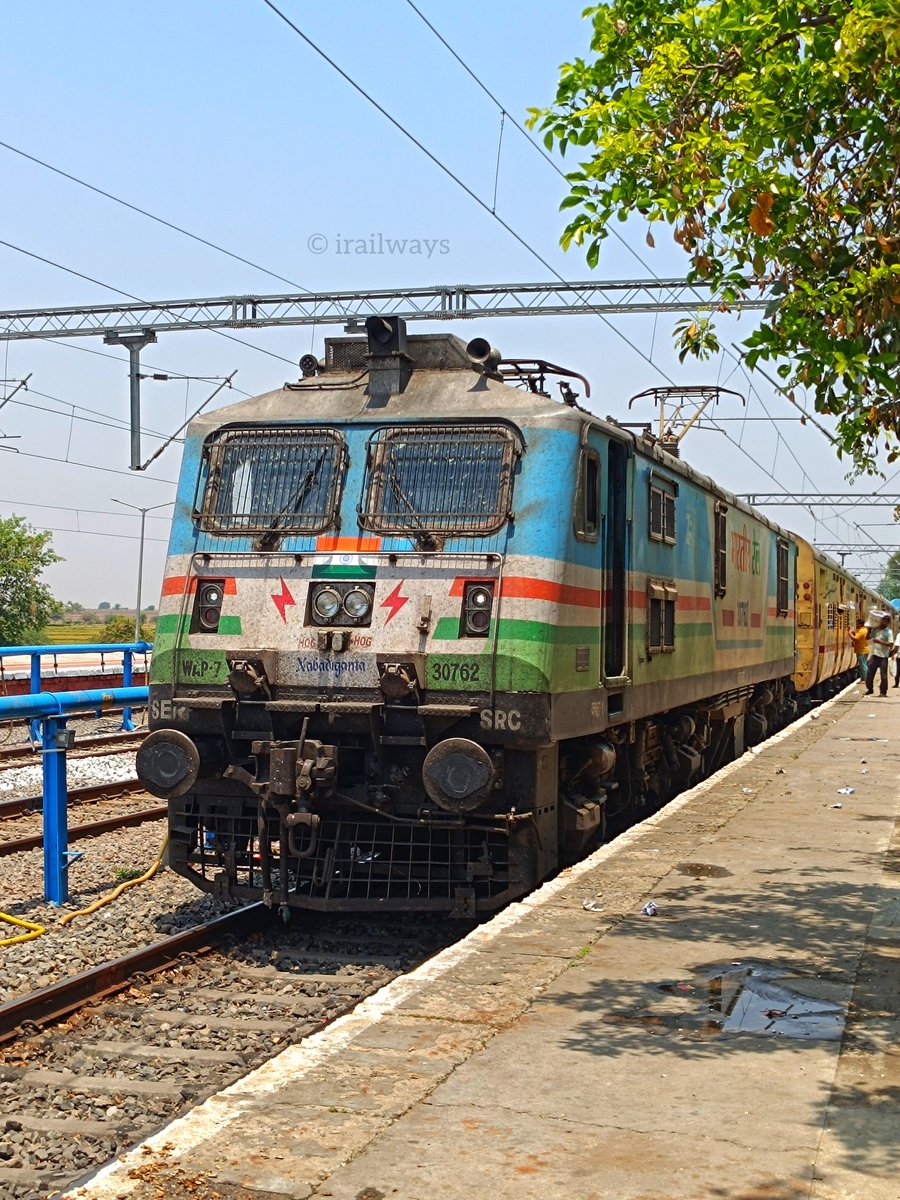 "Nabadiganta"
. 
In Frame Santragachi (SRC) WAP-7 30762 named "Nabadiganta" hauling 06520 Kalaburagi - SMVT Bengaluru Weekly Summer Special 
13 April 2025
#irailways #IndianRailways #nabadiganta #kalaburagi #Bengaluru #src #wap7