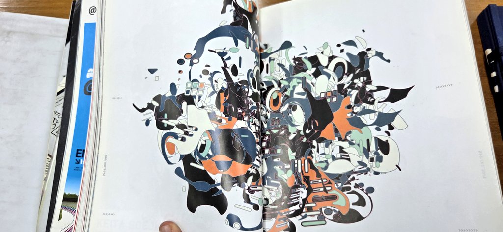 학교 도서관에서 엄청난 책을 발견했다...
2000년대 아이콘그래픽에 대해서 모아놓은 책인데
표지랑 제본부터 기선제압당하고
안에있는 그래픽들은 Y2K러버의 천국같음
도서관에서 이걸 못보고 졸업할뻔했다니 너무 무서워