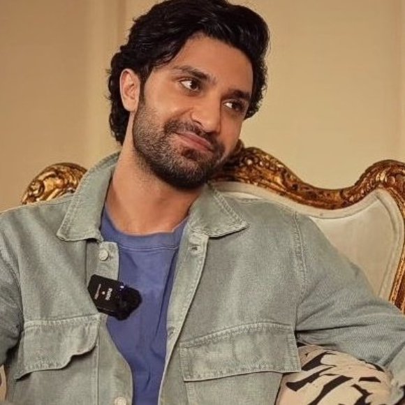 NeetlyR79683's tweet image. Ooh He really said he do comedy when he go through bad times in his life, I now get it why he did comedy in #HUMTUM 💔I hope we never get comedy from him again &amp;amp; he stays happy all the way 
Ps: sending virtual hugs @ahadrzamir Take care 
#AhadRazaMir
#meemsemohabbat