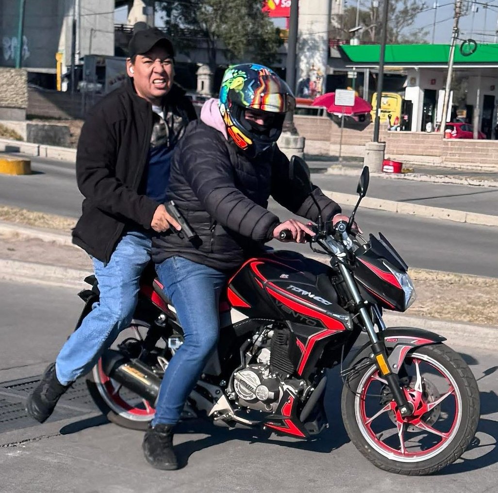 Andan asaltando en plaza Portal Tlalnepantla , foto tomada hoy cuando asaltaron! RT <a href="/ImagenTVMex/">Imagen Televisión</a> <a href="/AztecaNoticias/">Azteca Noticias</a> <a href="/nmasforo/">N+ FORO</a> <a href="/KarenManzano/">KAREN MANZANO</a> <a href="/AristeguiOnline/">Aristegui Noticias</a> <a href="/MVSNoticias/">MVS Noticias</a>