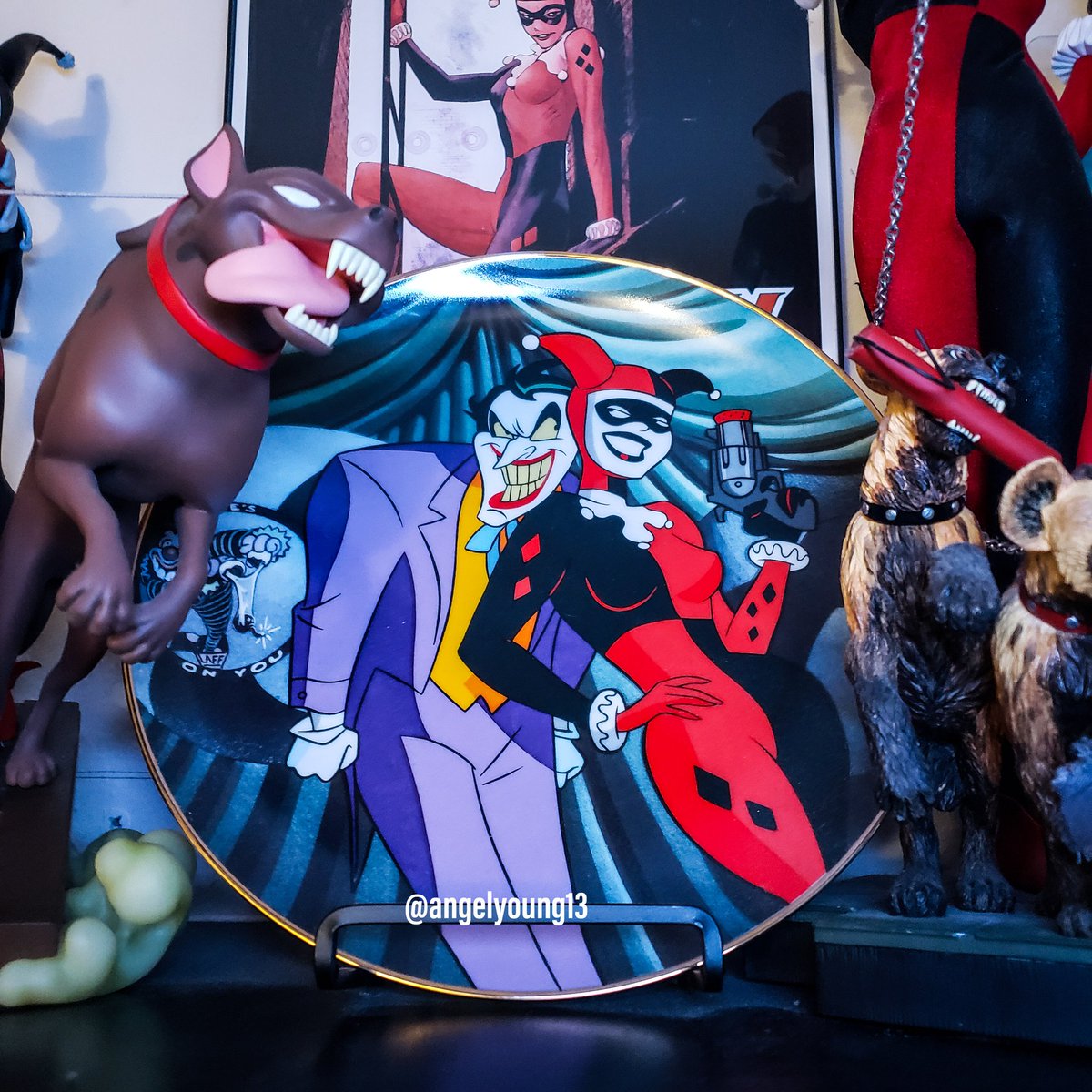 AngelYoung13's tweet photo. #30DaysofQuinn - Day 16: Harley & Joker. Love this plate so much.
♦️ #harleyquinn https://t.co/16rL6w4Ham