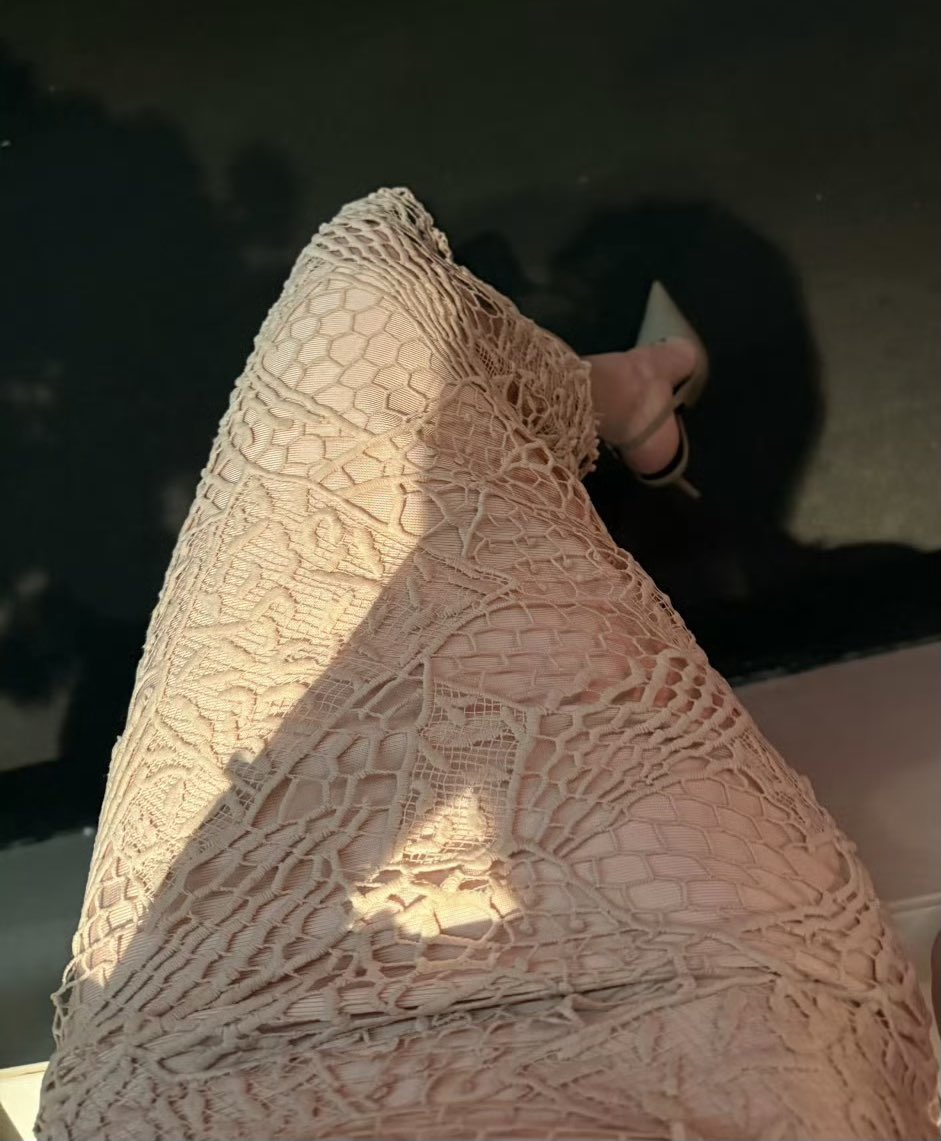 昨晚老婆喝了点红酒竟然主动在卫生间脱下我的内裤舔我的大鸡巴，说想要帅帅的单男来干他，太特么骚了，有谁愿意来一起的……