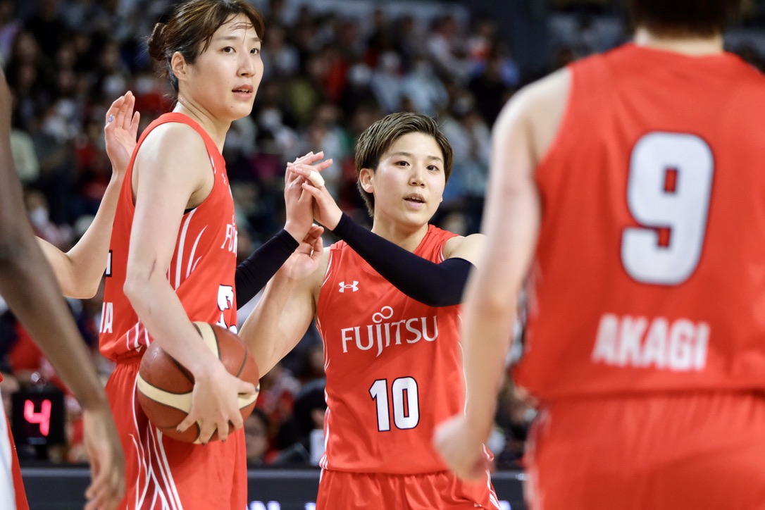 kaznagatsuka's tweet photo. 【バスケ】富士通・町田瑠唯にふさわしい「史上最高のPG」の称号 ライバルも「なんで止められないのかというと...うまいからです」と脱帽
#町田瑠唯 #RuiMachida
#富士通レッドウェーブ
https://t.co/PfHY6Mfzie https://t.co/BzLCfmZghf