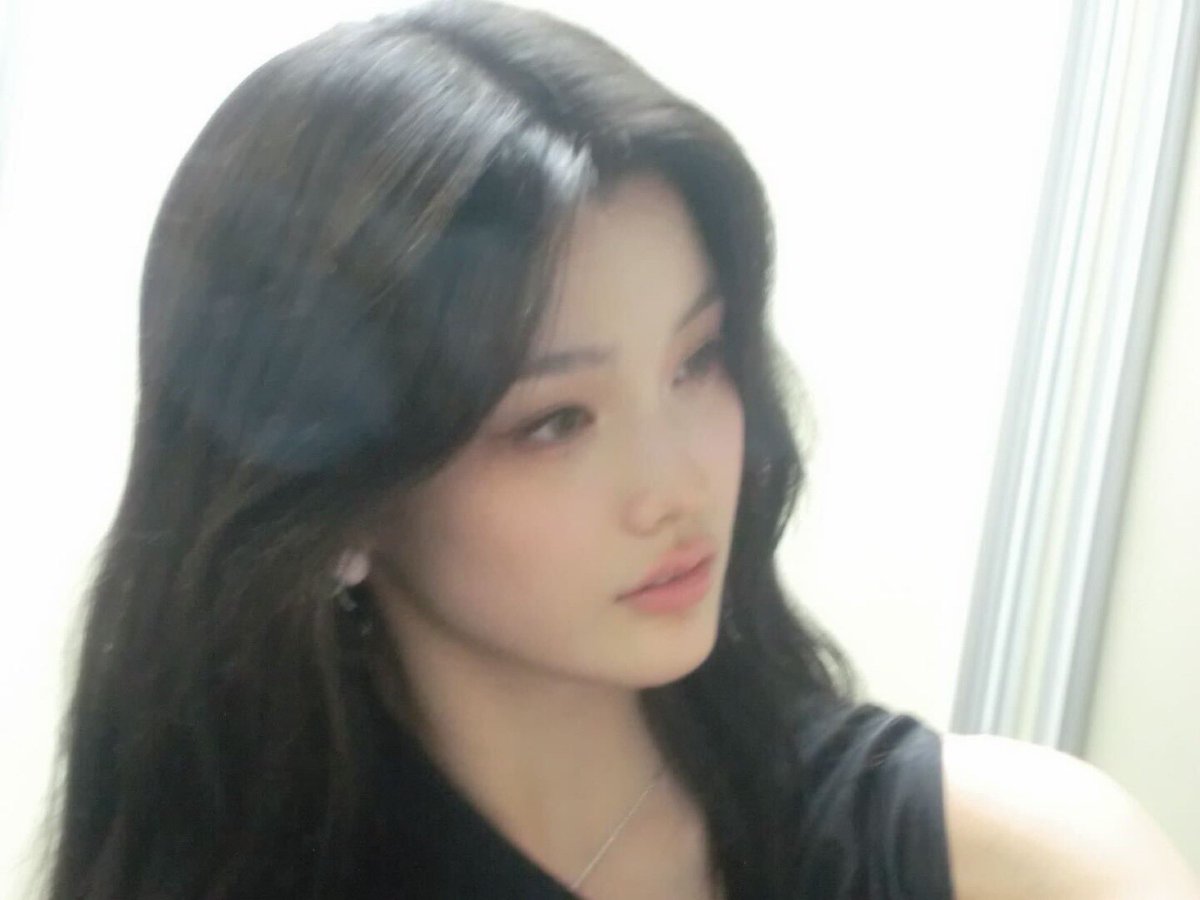 ILLIT_twt's tweet photo. 𓂃.*･ﾟ🥀 🐈‍⬛ 𓈒𓏸︎︎︎︎.·*.⋆

#IROHA #이로하 #ILLIT #아일릿 https://t.co/Nl4CJY62VG