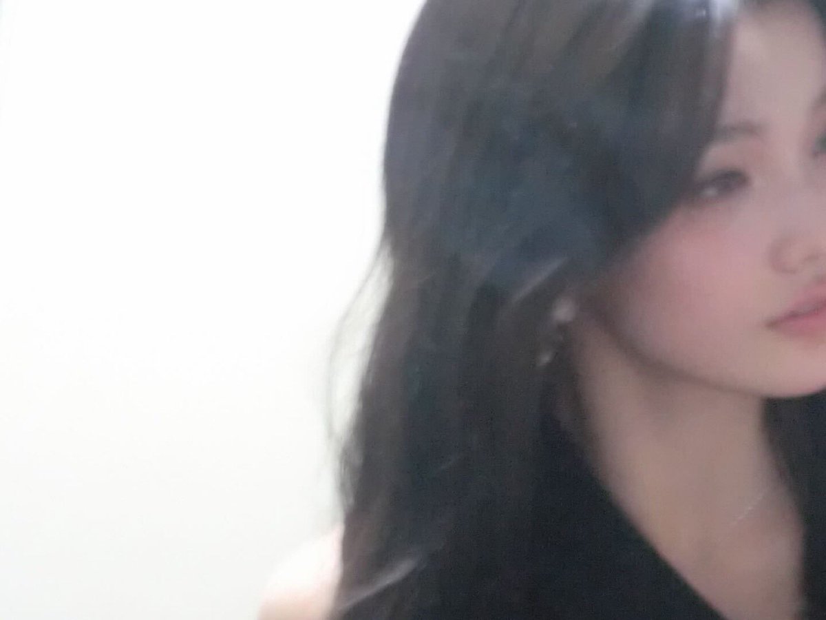 ILLIT_twt's tweet photo. 𓂃.*･ﾟ🥀 🐈‍⬛ 𓈒𓏸︎︎︎︎.·*.⋆

#IROHA #이로하 #ILLIT #아일릿 https://t.co/Nl4CJY62VG
