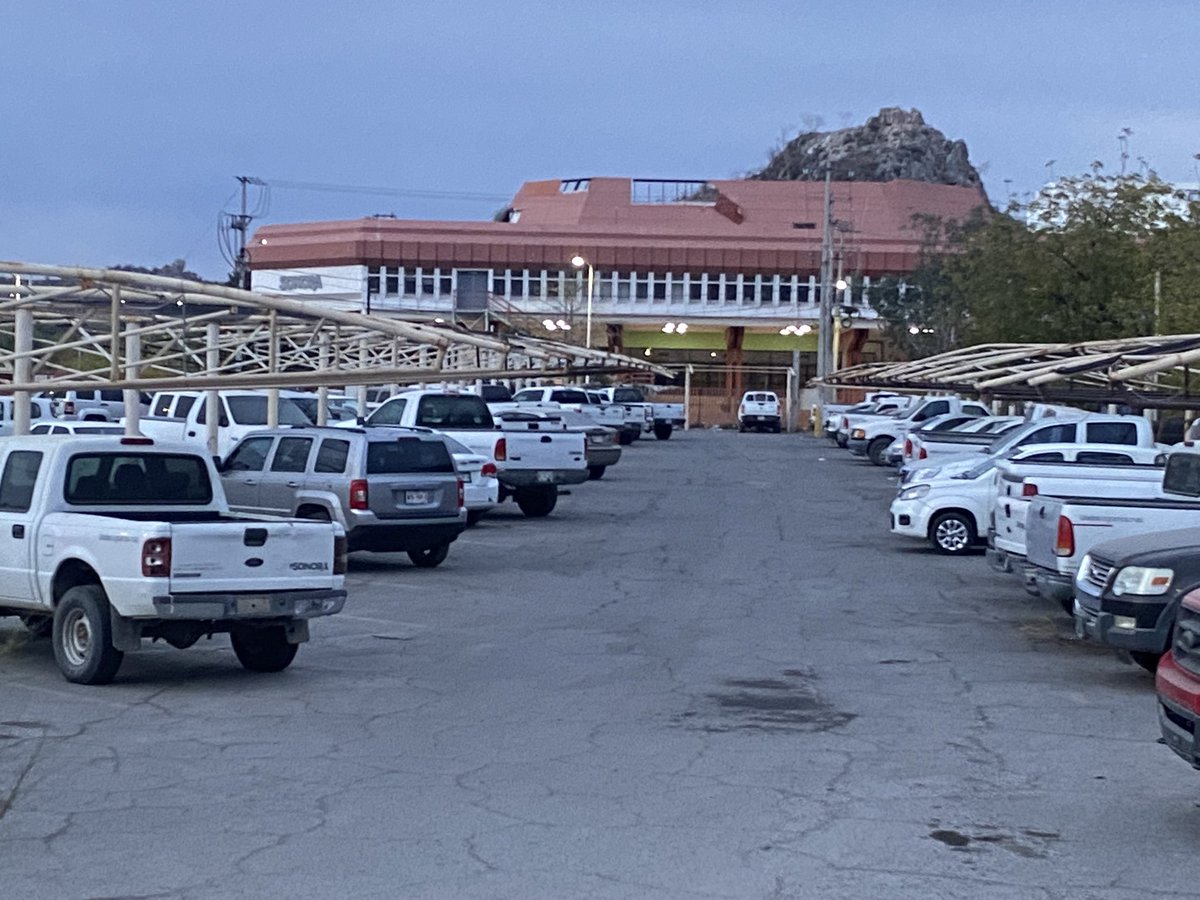 ctrl_alt_suprim's tweet photo. Si así  se ve el estacionamiento “público” del centro de gobierno Hermosillo cuando está cerrado, son las 5 am y es Semana Santa imagínense en días hábiles. Imposible. El estacionamiento “gratuito” para el pueblo es área exclusiva de empleados y carros oficiales así como depósito de autos chatarra.