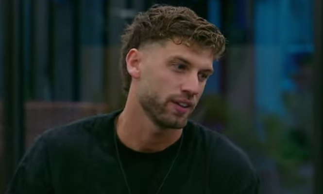 santiago de que habla??? si es su culpa y la de lucia que LUZ AL 9009 haya quedado sola en placa??

SEGUNDA VEZ QUE SANTIAGO DEJA EN BANDA A UNA DE SUS AMIGAS

#GranHermano
