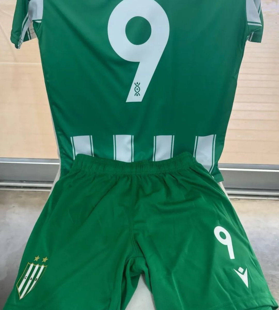 HDBanfield's tweet photo. 😡😤 MALESTAR EN LA ESCUELITA DE FÚTBOL 👶🏻⚽️

Los más chiquitos de “Baby Fútbol”, los que recién están arrancando a dar sus primeros pasos en #Banfield 🇳🇬, ahora tienen que pagar la indumentaria para utilizar en los partidos.

📄 El comunicado enviado a los padres dice: “Este año el club tomo la decisión que cada chico compre la indumentaria de partido, esto se hace en el shop que está en la sede. El conjunto sería camiseta (se tiene que sublimar el número) pantalón y medias. El costo del conjunto en su totalidad es de $70.000. Con respecto al sublimado de la camiseta, una vez que las tengamos (y el profesor de el ok de los numeros que ya fueron elegidos) ver al Coordinador que les va a decir dónde estampar los números para que les salga más barato. Esto lo deberíamos tener listo para fines de Abril, es obligatorio, si no lo tenemos no podrán jugar.”

🗣️“Es una desorganización terrible. Una vergüenza que tengamos que hacernos cargo de que los chicos tengan los conjuntos cuando cualquier otro club de barrio de la zona te da la ropa y además se hacen responsables de lavarla y dártela devuelta en el siguiente partido. Antes era así y no entiendo por qué ahora cambiaron”, confesó enojado uno de los padres que prefirió mantenerse anónimo.

Por ende, los padres que hacen un esfuerzo para que sus hijos representen a Banfield deben abonar:

💰CUOTA SOCIAL (mensual): $17.500
💰ARANCEL ACTIVIDAD (mensual): $19.000
💰MATRICULA (anual): $18.000
💰INDUMENTARIA: $70.000

💭 El club recibe esas prendas del sponsor técnico y se la cobra a las familias? O ese dinero va directo al sponsor? Cuál es la explicación sobre el cambio?