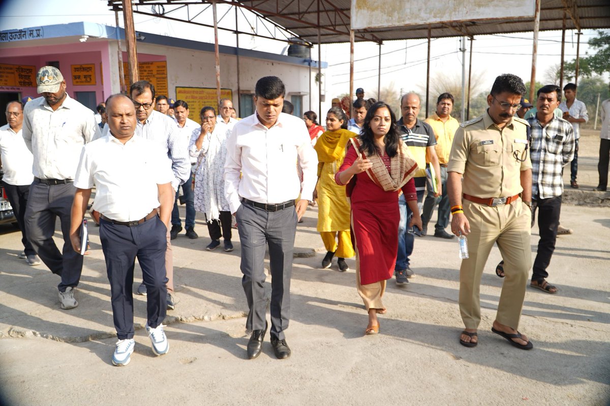 collectorUJN's tweet image. कलेक्टर श्री रोशन कुमार सिंह ने पिंगलेश्वर महादेव मंदिर (पंचकोशी पड़ाव) का निरीक्षण किया।
ठहराव, पेयजल, स्वच्छता व चिकित्सा सुविधाओं का लिया जायज़ा।
रेलवे ओवरब्रिज मार्ग सुधारने व श्रद्धालुओं को समुचित सुविधा देने के निर्देश।

#PanchkroshiYatra #Ujjain #RoshanKumarSingh