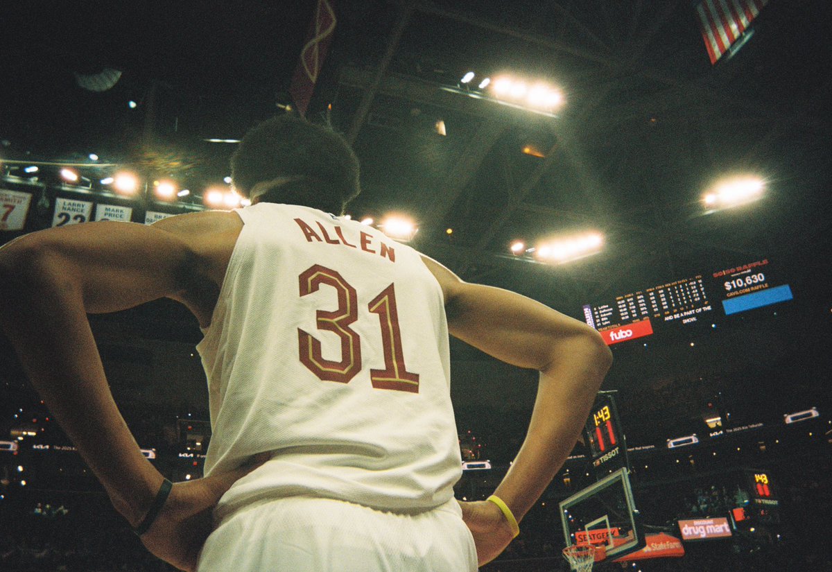 ndyDiederich's tweet image. Took a disposable film camera courtside to the Cavs/Kings game... had some fun in the process.
#LetEmKnow