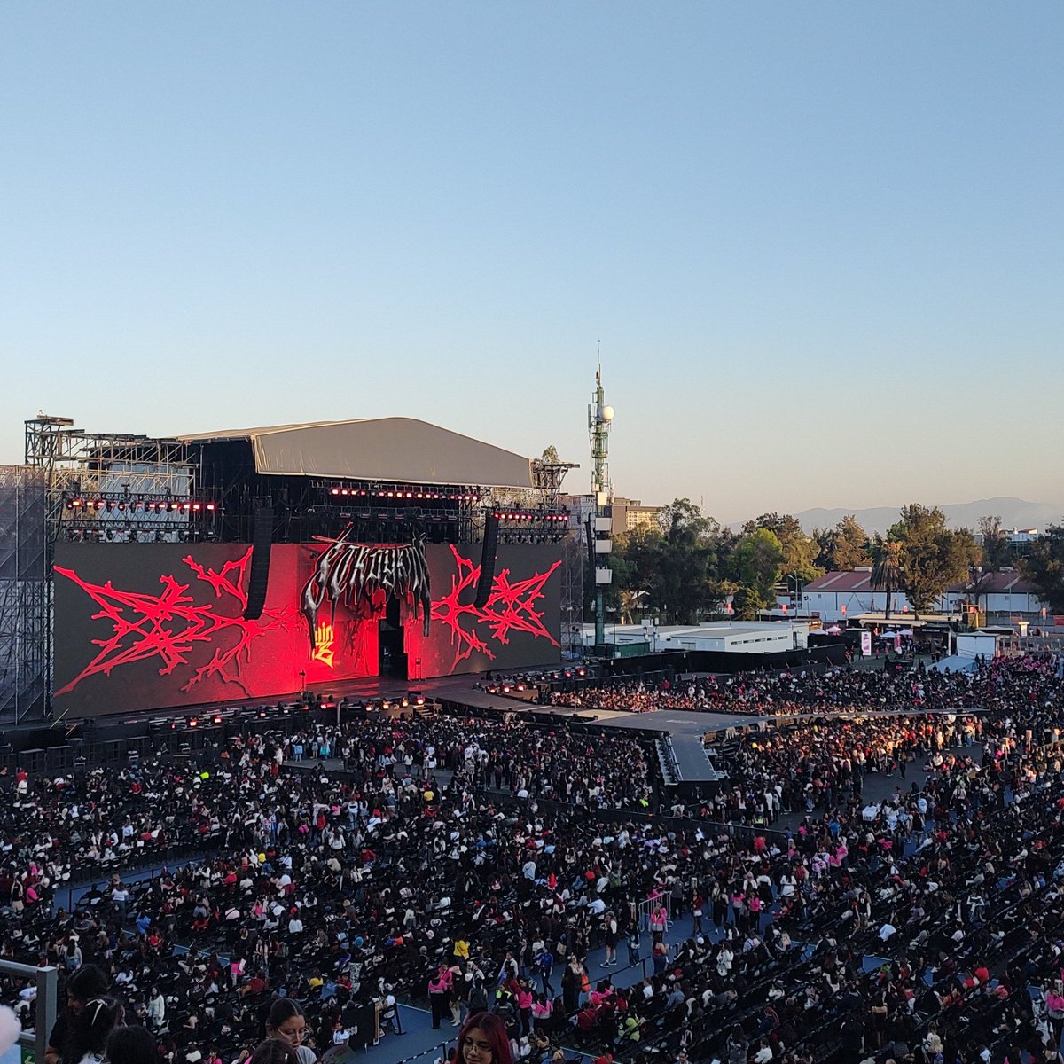 Ertsax_x's tweet photo. Un poco del domingo 🖤
 #dominATE_MEXICOCITY 
#StrayKids_dominATE https://t.co/OnMDRYlbpM