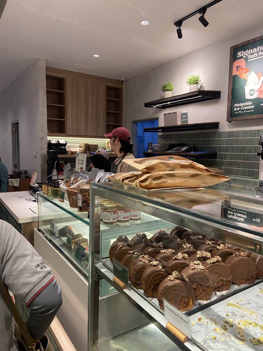 asmidadrs's tweet photo. 📍Loaf, Adam  Larkin

Still my fav cafe if i nak cari dessert yang sedap. https://t.co/bkQ1ldSalT