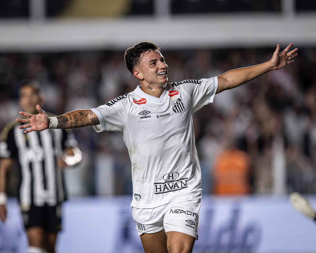 SantosFCestatis's tweet photo. Participações em gols Santos 2025
(Contando amistoso)

🥇Guilherme 12 (10⚽️+2🅰️)
🥈Tiquinho 9 (7⚽️+2🅰️)
🥉Neymar 6 (3⚽️+3🅰️)
🏅Soteldo 3 (3🅰️)
🏅Thaciano 3 (3⚽️)
🏅Bontempo 3 (1⚽️+2🅰️)
🏅Barreal 2 (2⚽️)
🏅Zé Ivaldo 2 (2⚽️)
🏅Pituca 2 (1⚽️+1🅰️)
🏅Deivid Washington 1 (1⚽️) https://t.co/HG3DqrQ9zL
