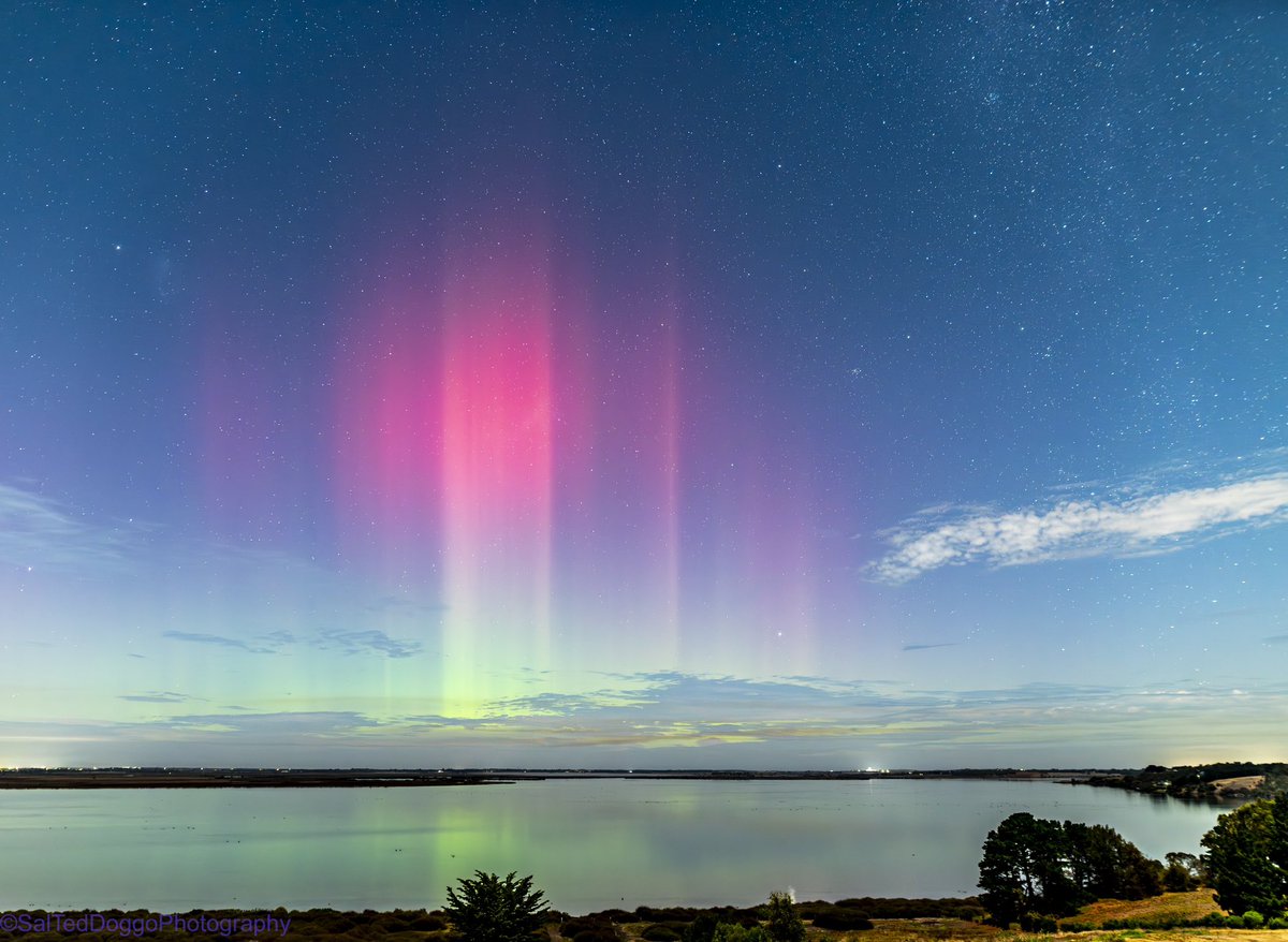 Aurora Australis 17/04/2025 84 % full moon at the zenith and the Lady finally decided to bring out the showgirl. In true style she outshone the moon and gave us all what we were there for- naked eye beams and colour were an exciting finale 🙌 #aurora  #spaceweather #filamentcme