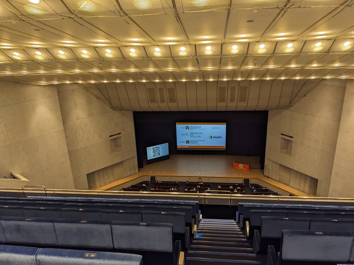 kaiba's tweet image. 空いてるトイレ目当てで5階にきた！
高くて急で怖い！
#rubykaigia